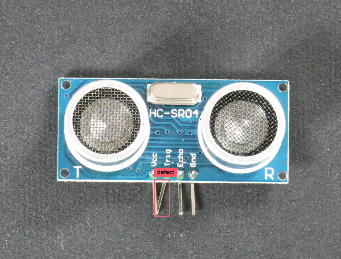 Elektronikmodul mit rot umrahmtem, verbogenem Anschlussstift.